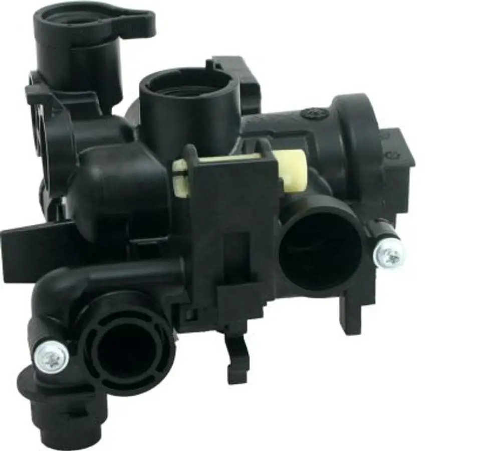 Hydraulikblock aus schwarzem Kunststoff von Wolf mit mehreren Anschlüssen. Geeignet für spezifische Heiz- oder Kühlanwendungen in Wasser-Systemen.